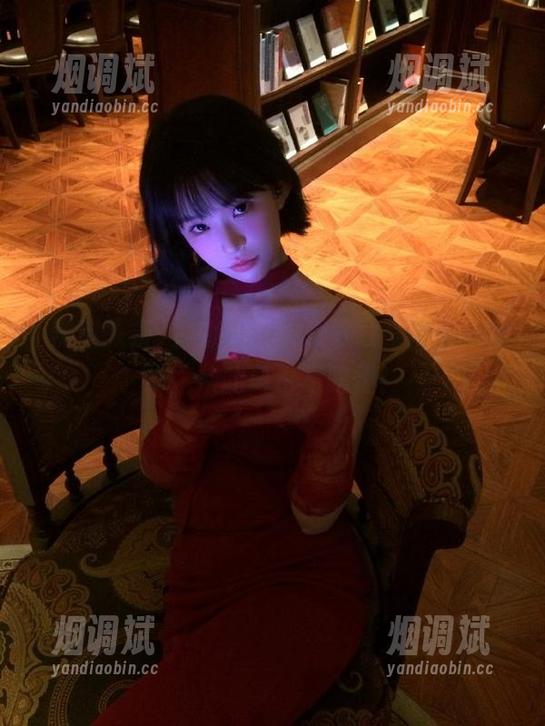 别嫉妒，快来下载“黑料头条”，从此再也不吃土！