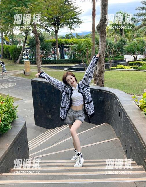 黑料社入口偷偷告诉你：下载后瓜田里的人都要围过来吃你的瓜！